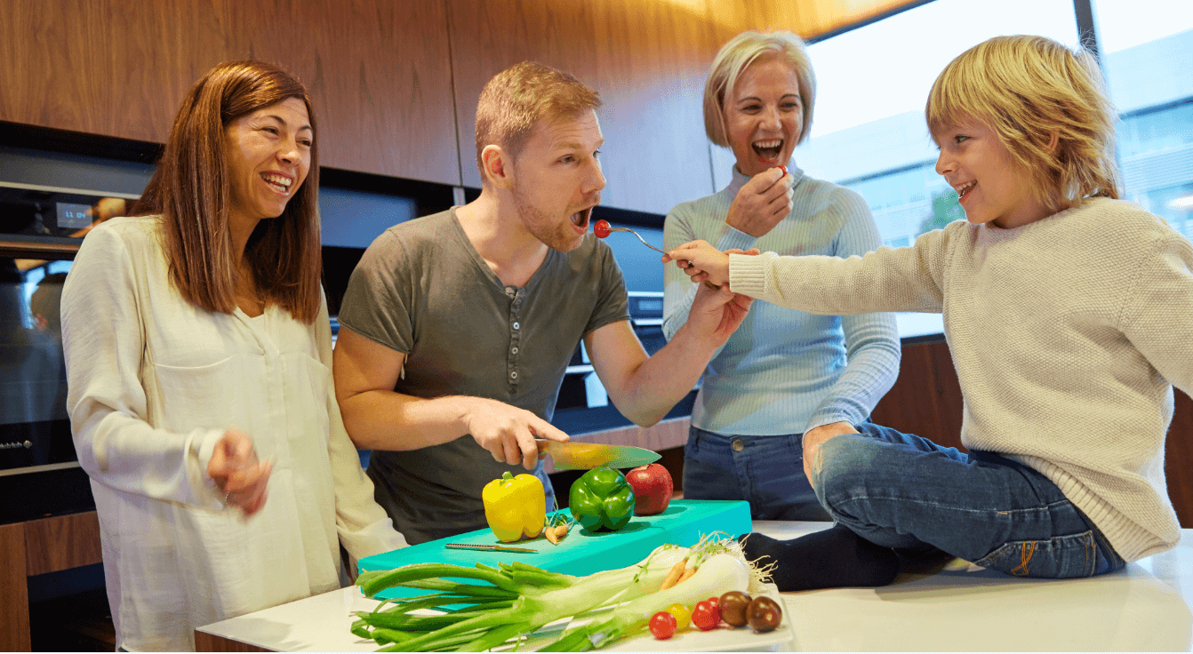 familia comiendo verduras