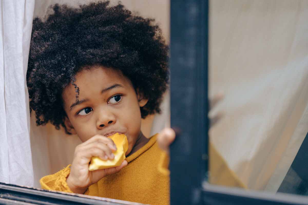 niño comiendo mango